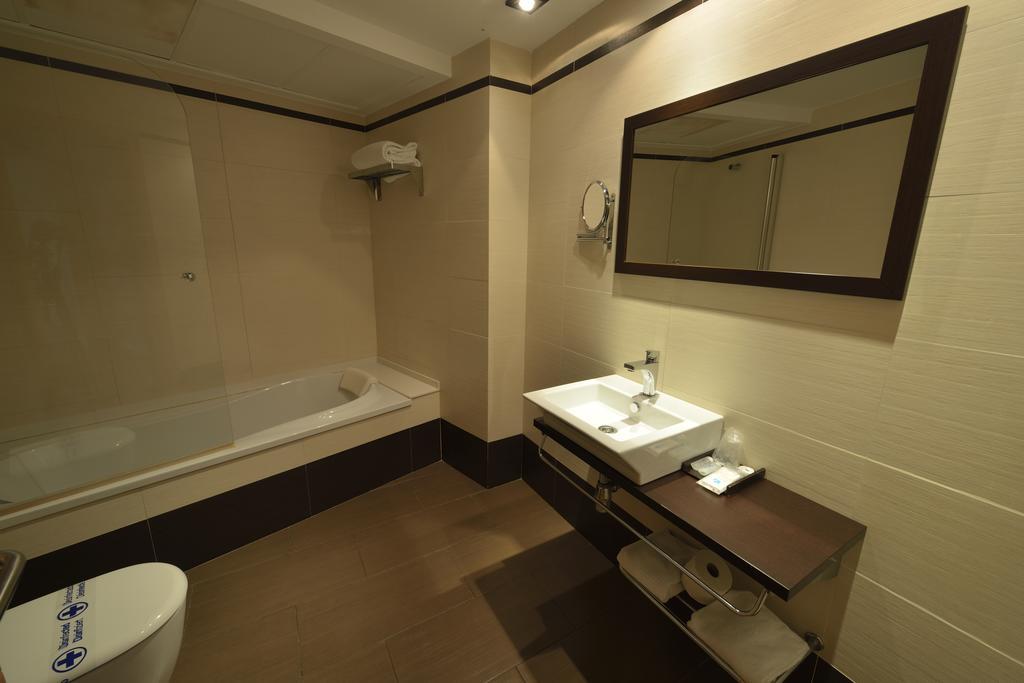 Hotel Ciutat D'アンポスタ エクステリア 写真
