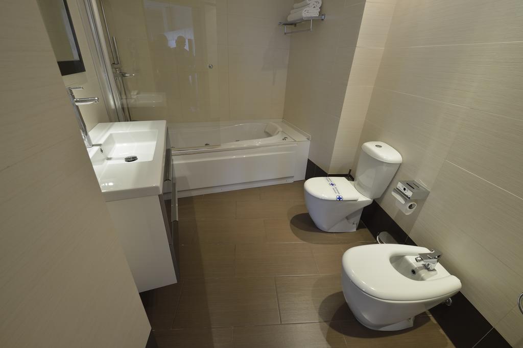 Hotel Ciutat D'アンポスタ エクステリア 写真